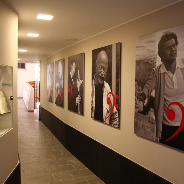 corridoio del negozio-museo dedicato alla memoria di fabrizio de andrè, sulla parete di destra le immagini della photogallery