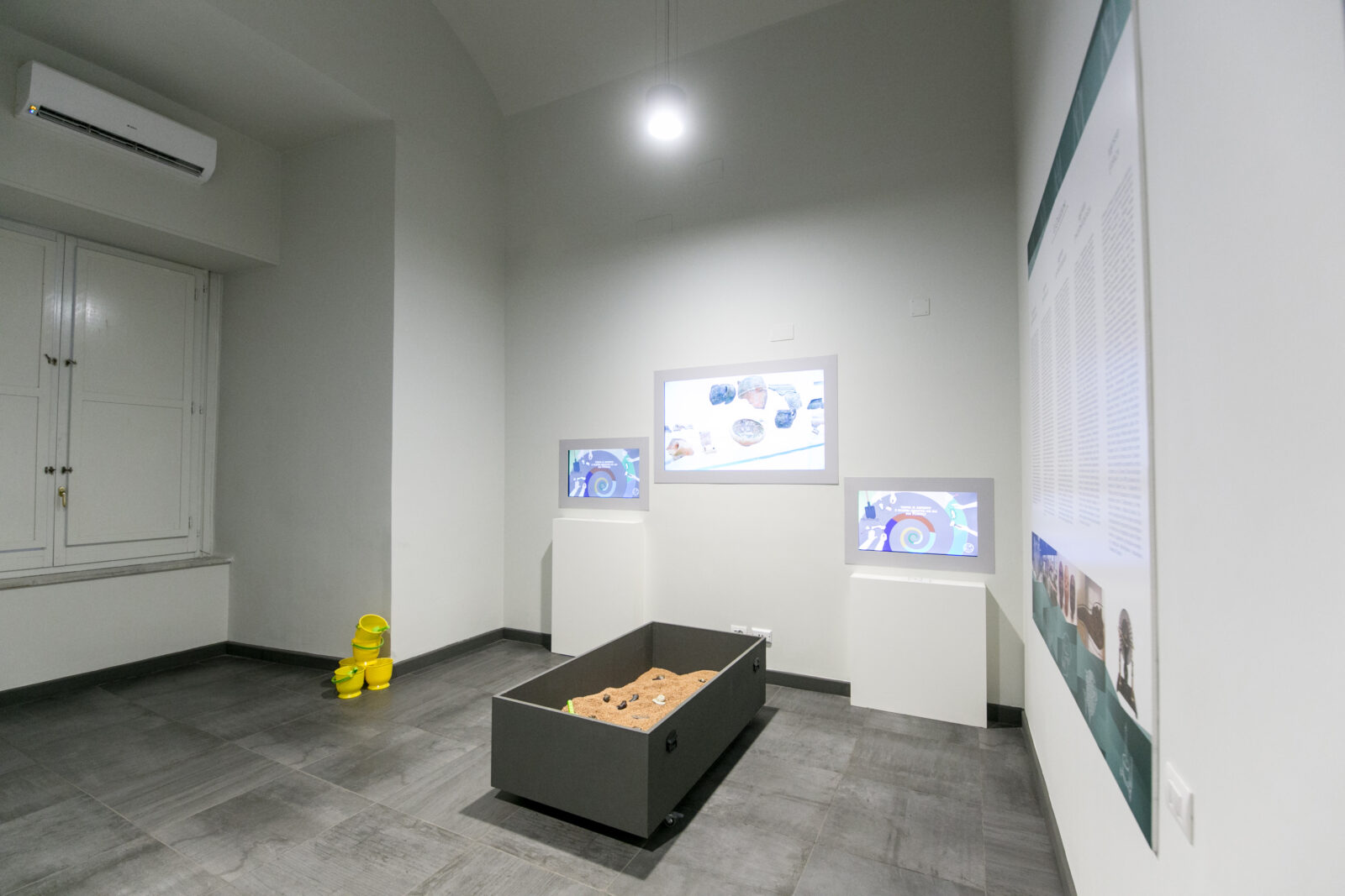 Sala del Polo Museale dell’Università Federico II di Napoli, con al centro una vasca di sabbia, realizzata da ett per il gioco interattivo Scava e Impara