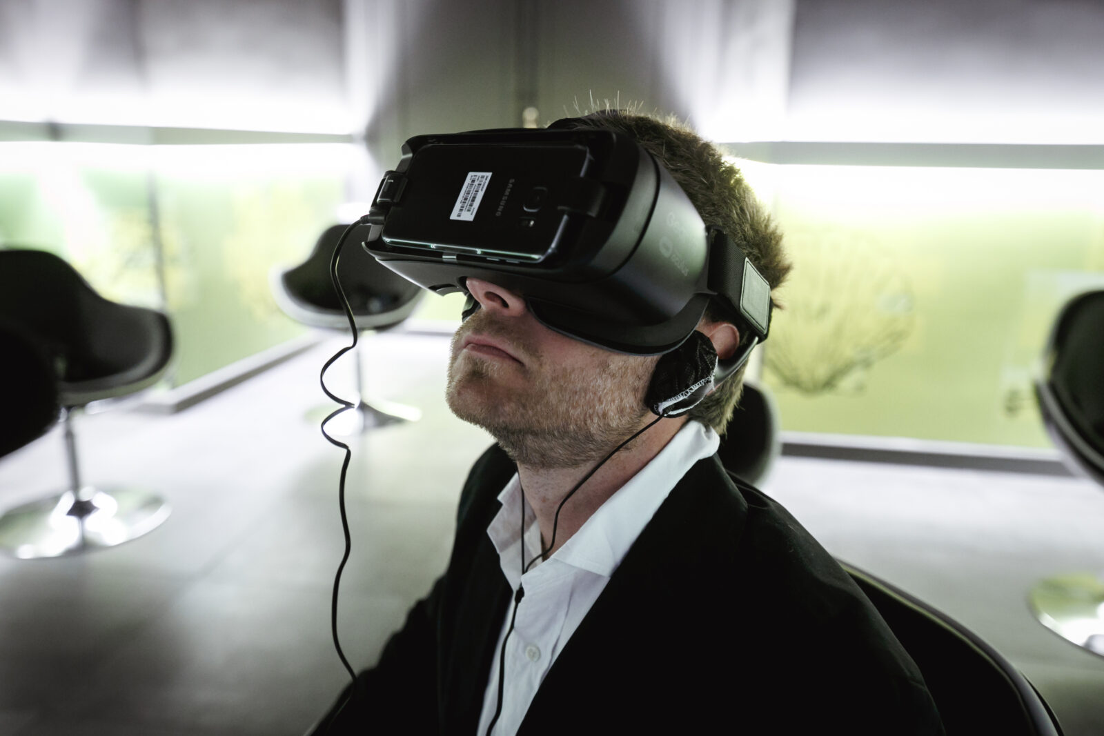 uomo seduto su una delle 8 postazioni di realtà virtuale con visore vr nel Polo Museale dell’Università Federico II di Napoli, allestimento realizzato da ett