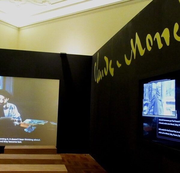 experience all'interno della mostra dedicata a monet, nella foto dei pannelli neri con monitor interattivi che mostrano il film e descrivono la vita dell'artista
