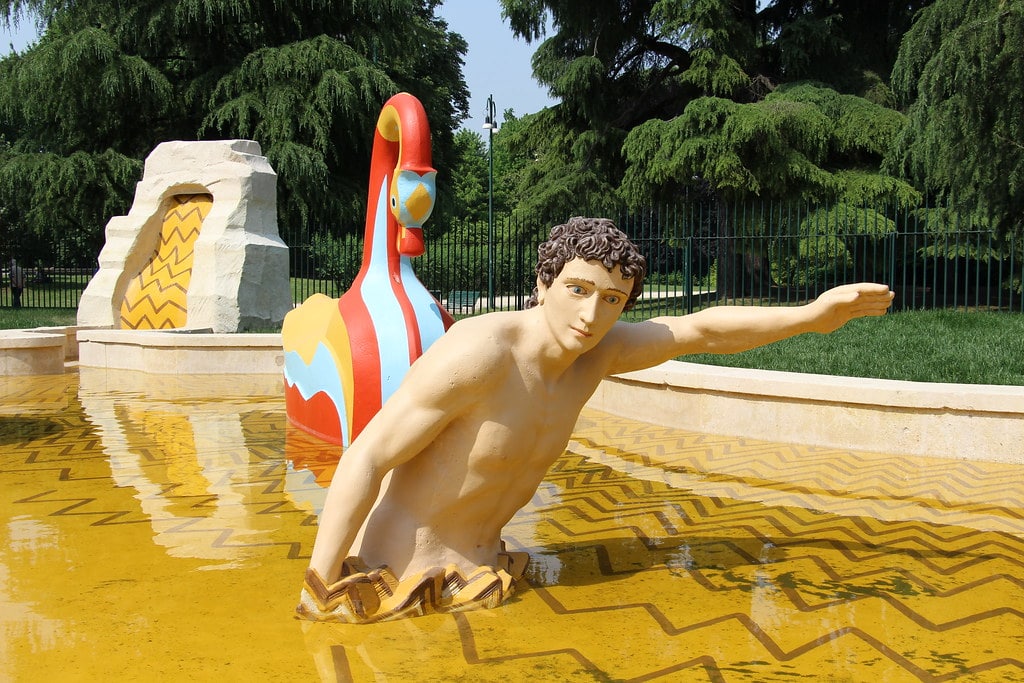 arte a milano: statua in una fontana di un uomo e un cigno colorato nub: New Urban Body, progetto ett alla triennale di milano