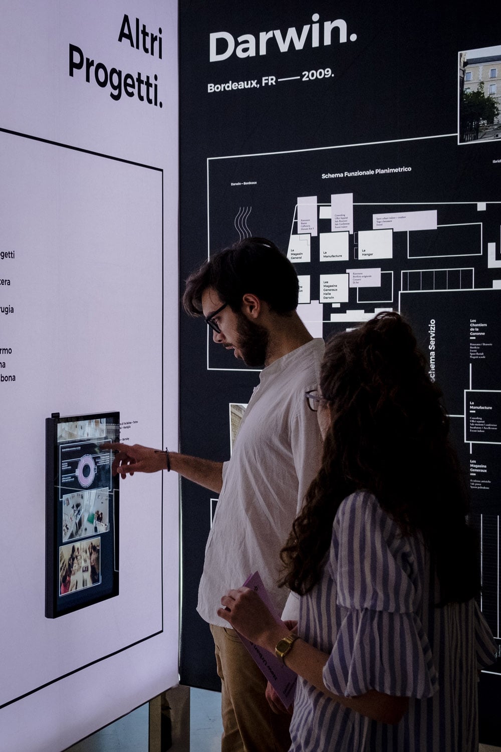 ragazzi che interagiscono con uno schermo touch all'installazione nub:New Urban Body, progetto ett alla triennale di milano