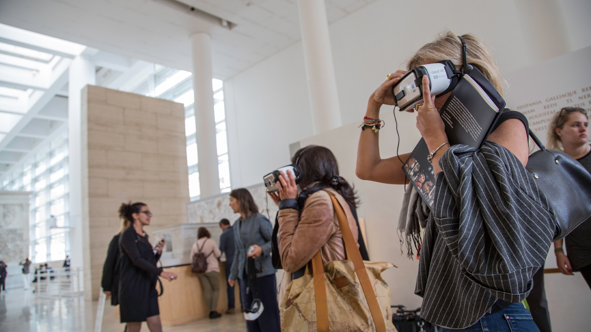 visitatori con visore di realtà virtuale presso l'ara pacis