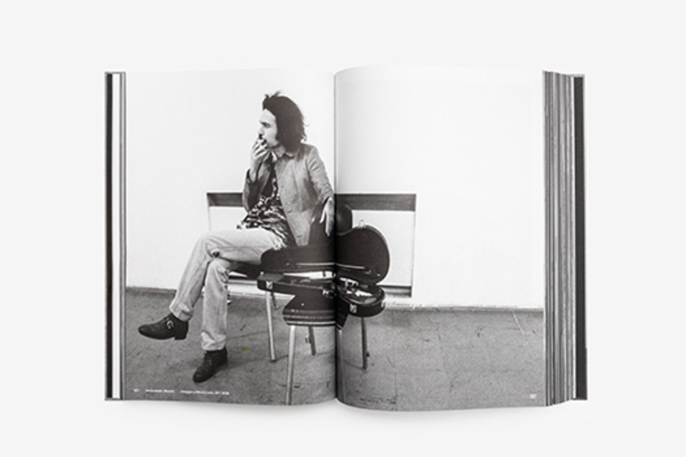 libro di fondazione prada aperto su una foto di un uomo su una panchina in bianco e nero
