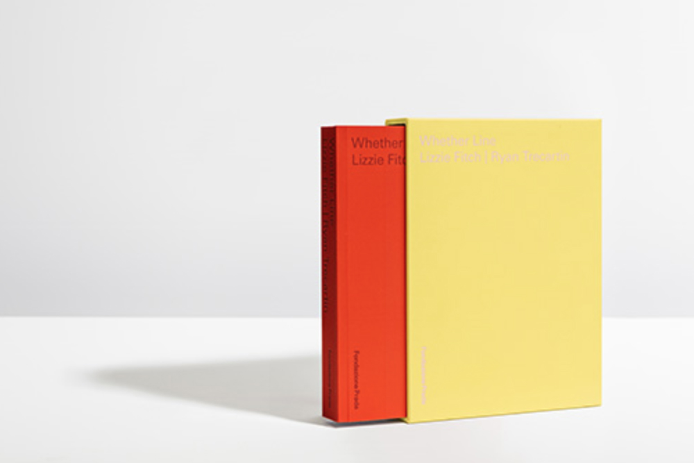 libro rosso che fuoriesce da una copertina gialla su sfondo bianco di fondazione prada