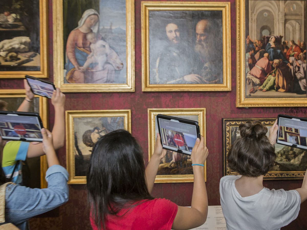 bambini con tablet osservano la realtà aumentata di ett realizzata per Gallerie dell'accademia