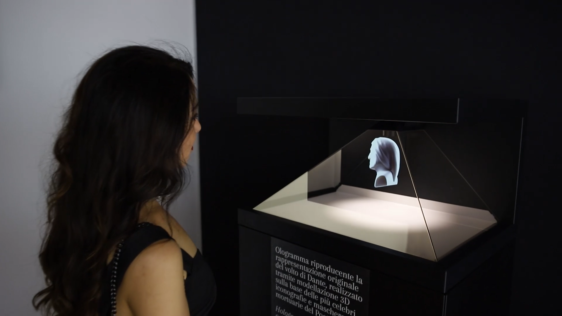 ragazza davanti a ologramma con il volto di dante, realizzato da ett, presso Museo Casa di Dante