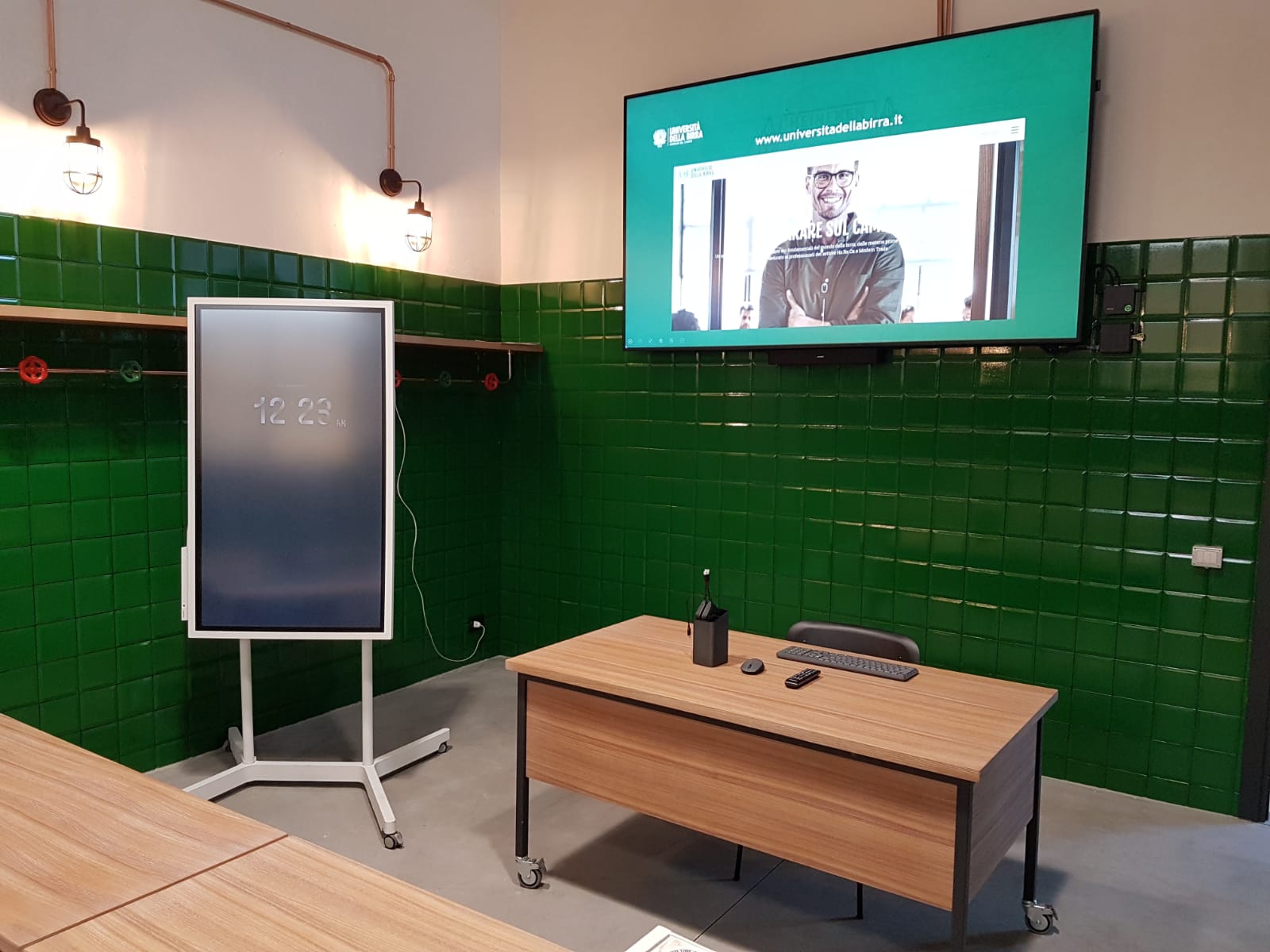 una cattedra vuota e supporti multimediali realizzati da ett per un'istallazione a milano in occasione dell’apertura dell’University of beer di Heineken