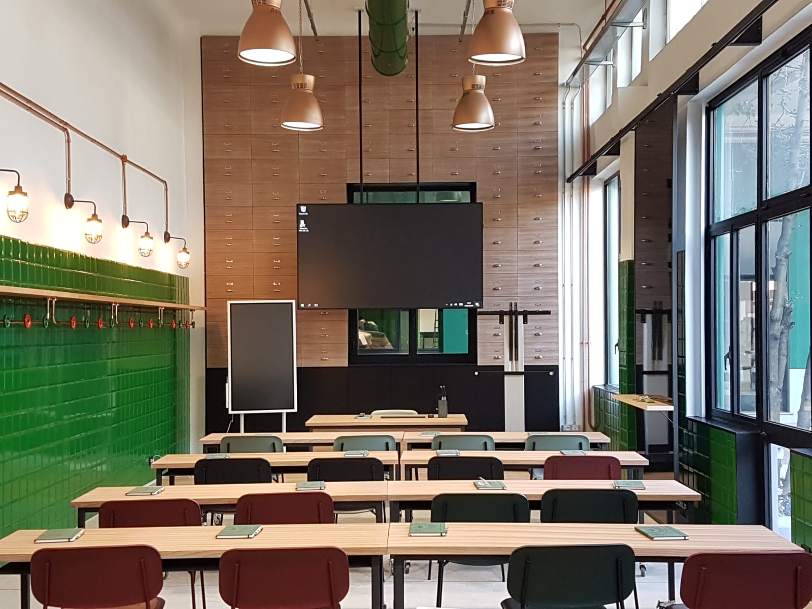 aula di scuola vuota con lavagna e monitor, supporti multimediali realizzati da ett per un'istallazione a milano in occasione dell’apertura dell’University of beer di Heineken