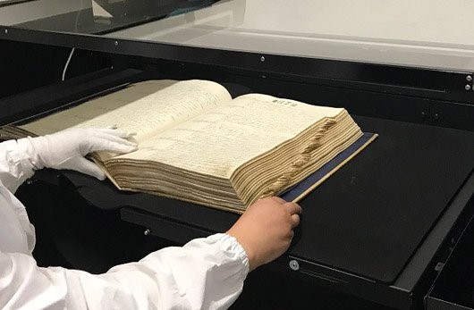 Libro antico in fase di conversione digitale