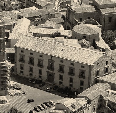 Foto in bianco e nero di Palazzo Trigona a piazza armerina