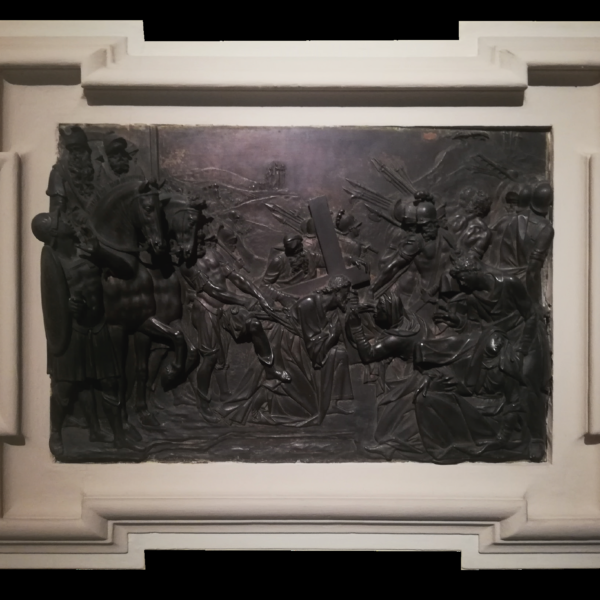 bassorilievo in pietra scura con cornice bianca, parte del progetto di accessibilità “SENSE” frutto della collaborazione tra ETT e l’Università degli Studi di Genova