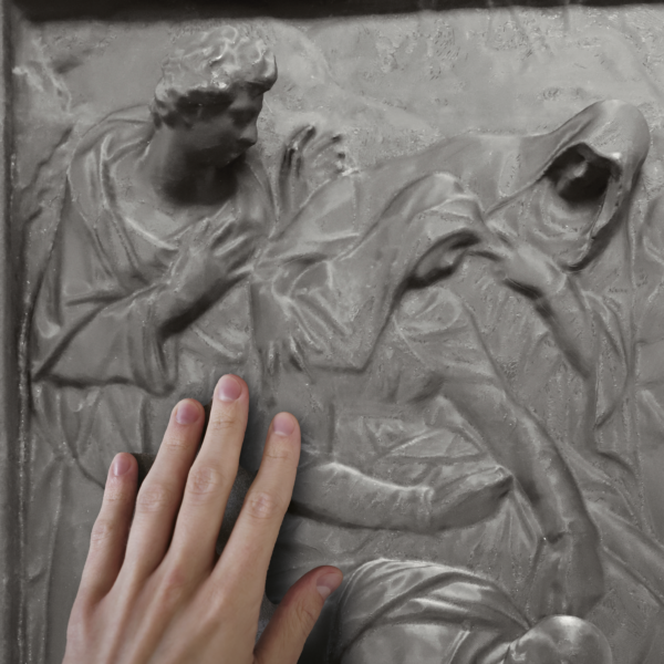 foto dettaglio bassorilievo del Giambologna in pietra nera, toccato da una mano, parte del progetto di accessibilità “SENSE” frutto della collaborazione tra ETT e l’Università degli Studi di Genova