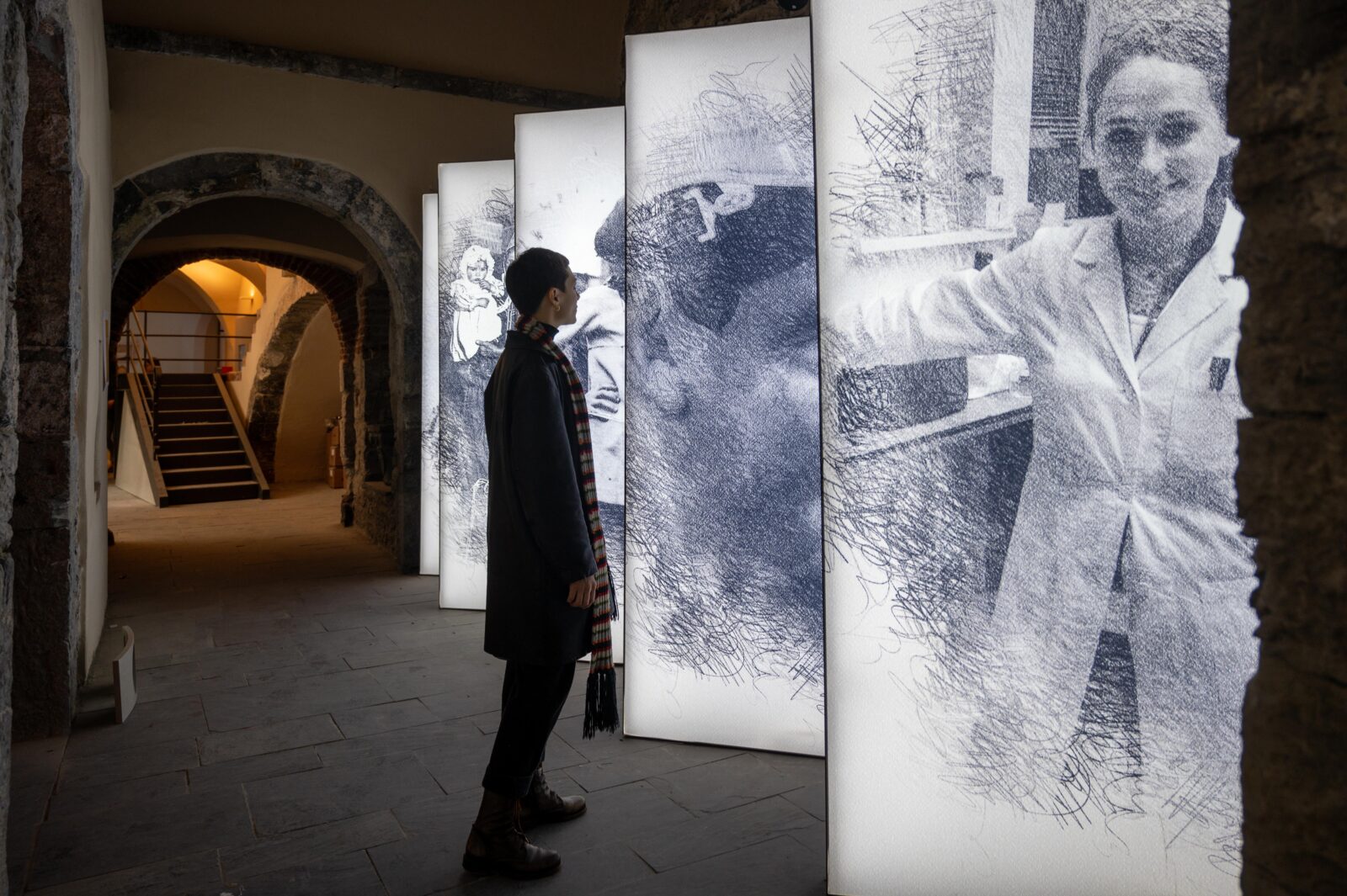 Lightbox presso il Museo Nazionale Emigrazione Italiana che raccontano le storie dei migranti italiani all'estero