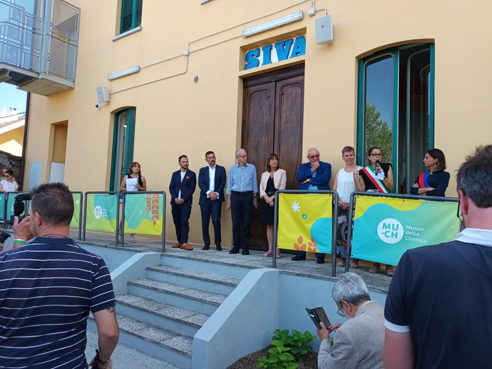 inaugurazione del much dis ettimo torinese, ospiti daventi all'ingresso del museo tra cui Giovanni Verreschi