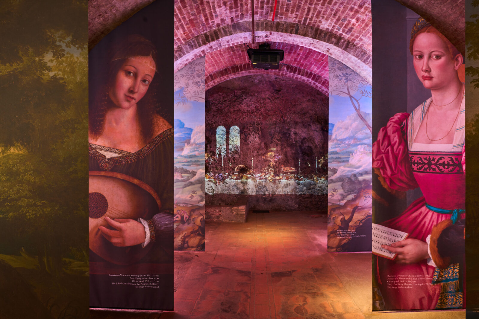 proiezioni immersive e roll up nella galleria ottocentesca della location che ospita Leonardo: il dono della vigna, mostra interattiva allestita da ETT