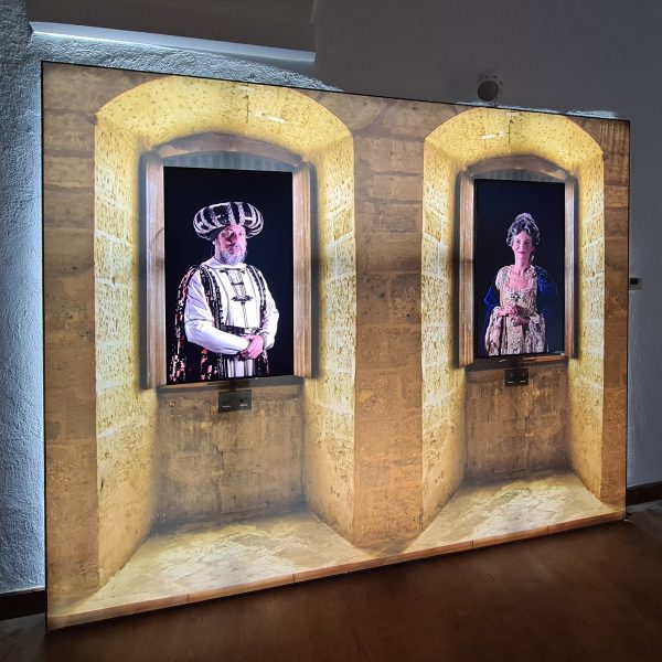 Quadri parlanti del pirata Dragut e della nobile Giulia Centurione Scottodi, all'ingresso dell'allestimento multimediale del castello cinquecentesco di santa margherita, realizzato da ETT