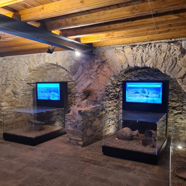 Seminterrato del museo del castello di santa margherita, spazio dedicato all'esperienza sensoriale, alla riproduzioni video e a monitor con tesori subacquei e tesori sommersi, realizzato da ETT