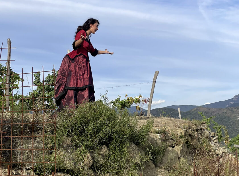 donna su una fascia di terreno rurale ad antroposcene, un museo a cielo aperto, dove sono segnati i percorsi tra dolceacqua, san biagio e soldano