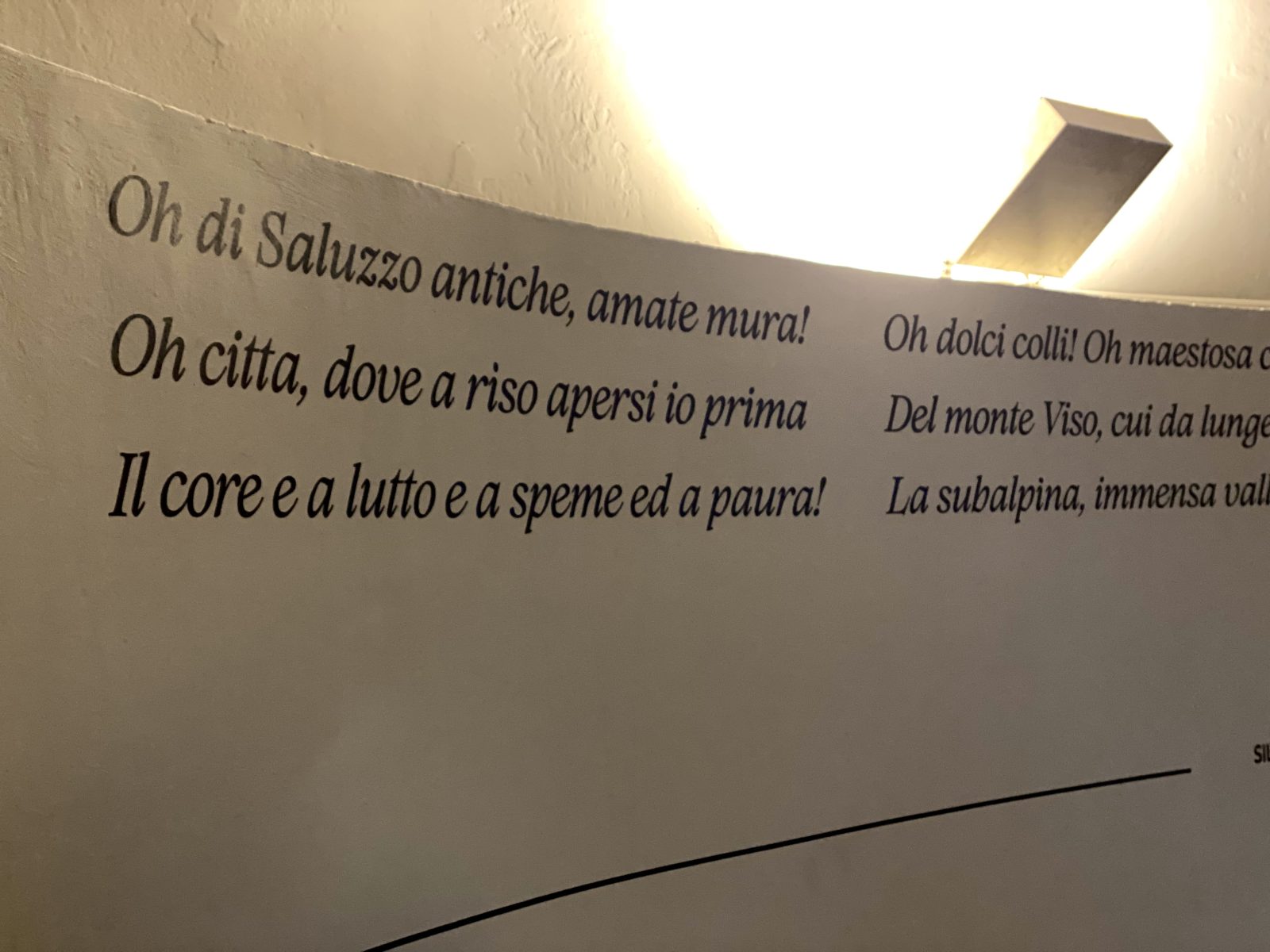 testo stampato su muro relativo al Palazzo della Castiglia di saluzzo allestito da ett