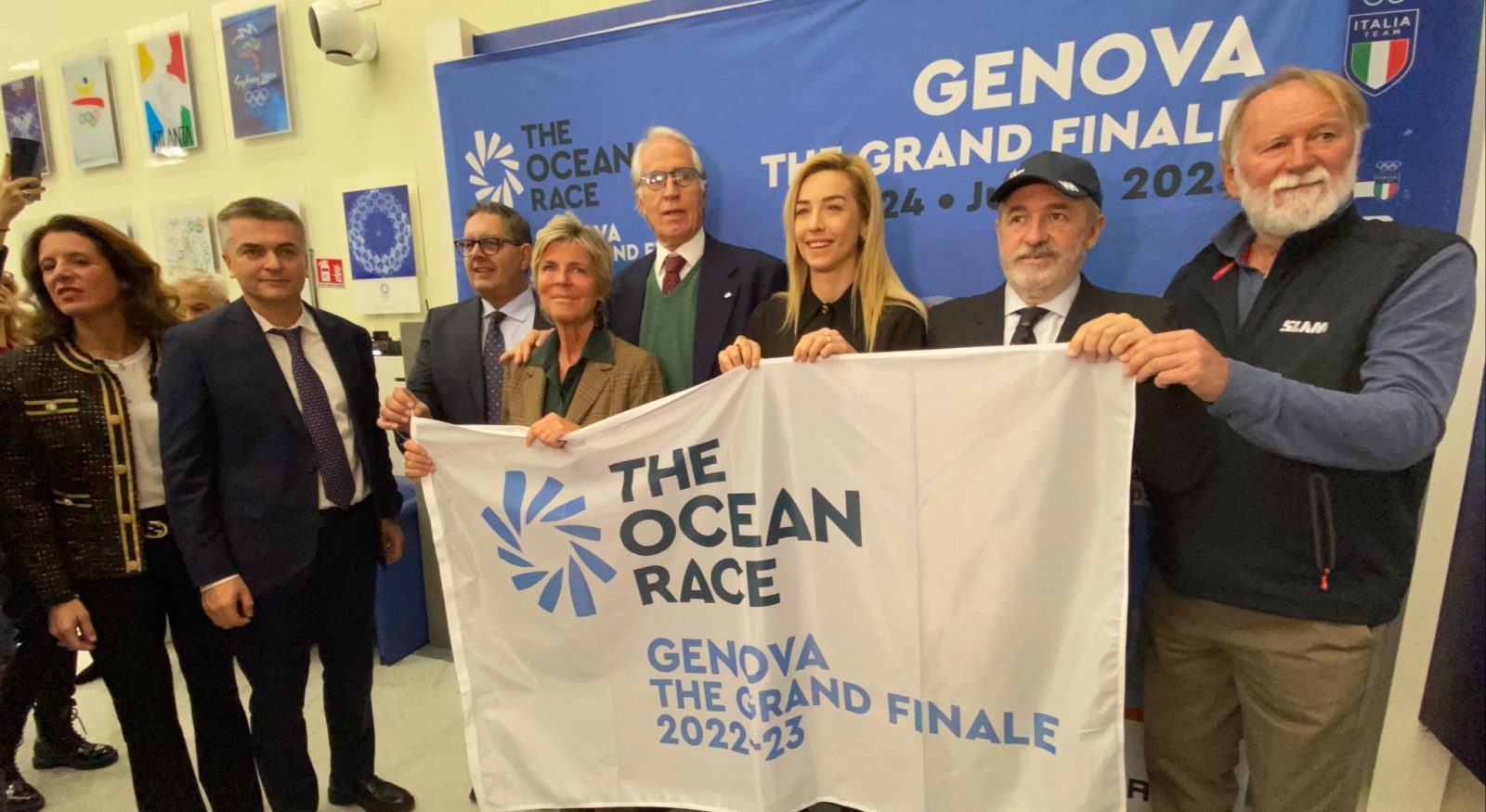 personaggi di spicco che alzano la bandiera di the ocean race the grand finale durante la presentazione alla sala d'onore del coni, manifestazione di cui ett è sponsor