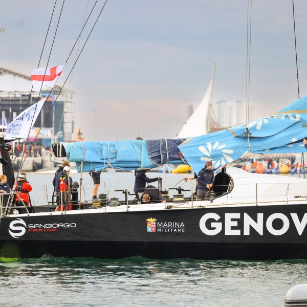 il team genova e la sua barca che gareggerà per the ocean race ferma al porto di alicante, prima tappa della regata