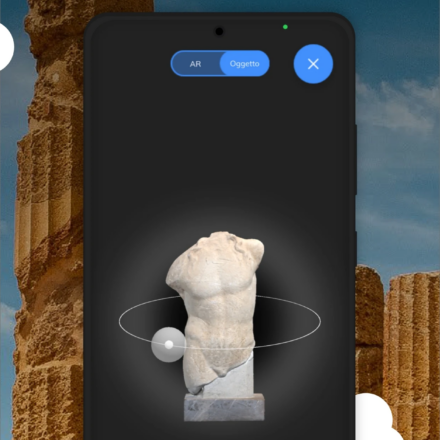 mockup applicazione del mondo ett, immagine della parte di AR in cui si vede un busto di una statua grega su sfondo nero nel cellulare, come sfondo le rovine delle colonne di un templio greco