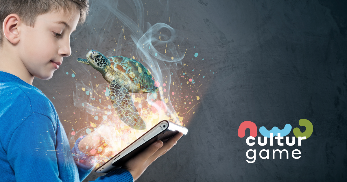 Bambino che visualizza una tartaruga spuntare da un tablet, un nuovo modo di fruire di esperienza game-based, con logo del progetto Culturgame, di cui ETT è partner, in basso a destra