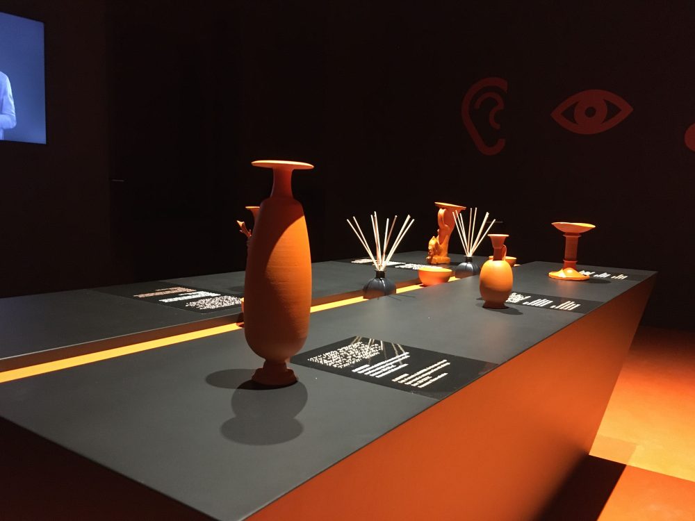 Alcuni vasi su un tavolo presenti al Museo Domenico Ridola e facenti parte del nuovo percorso espositivo realizzato da ETT per Tiresia