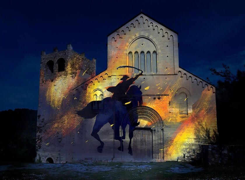 proiezione di un cavaliere durante una battaglia a borgo castello ad andora sulla facciata di una chiesa