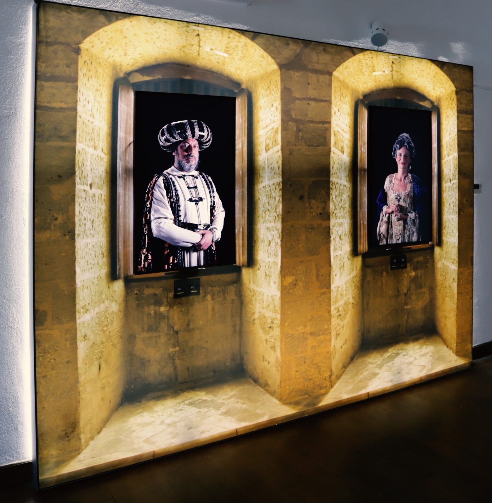 due dei quadri parlanti all'entrata del museo, parte dell'allestimento multimediale di ett per il Castello Cinquecentesco a Santa Margherita Ligure