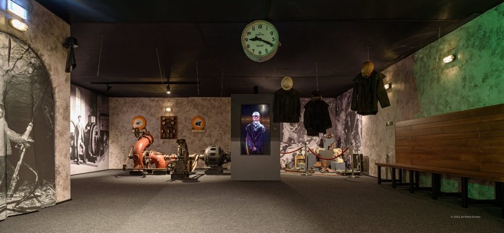 stanza con totem dell'allestimento di ett per il museo del Parco Minerario della Valle d’Aosta e della Miniera di Cogne