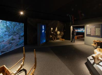 stanza con schermi dell'allestimento di ett per il museo del Parco Minerario della Valle d’Aosta e della Miniera di Cogne