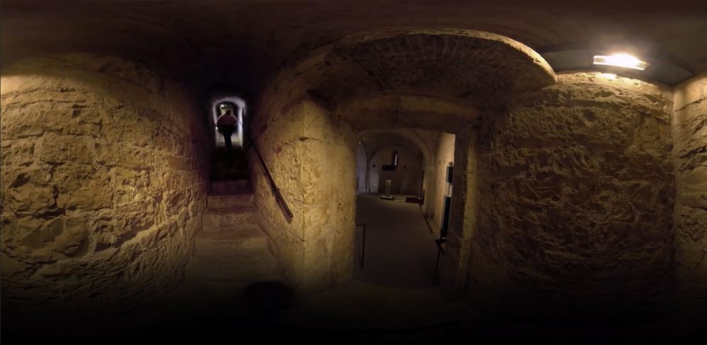 interno roccioso dei sotterranei nel museo di santa giulia