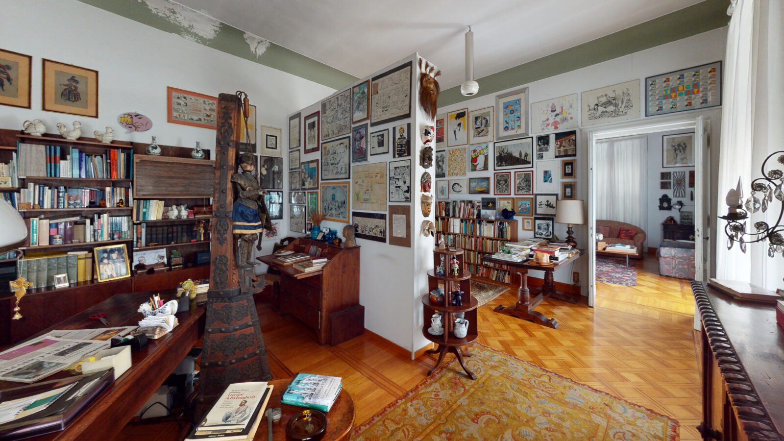 stanze di Fondazione Mario Novaro, grande libreria, le pareti ricoperte di quadri, numerosi oggetti di antiquariato arricchiscono il luogo