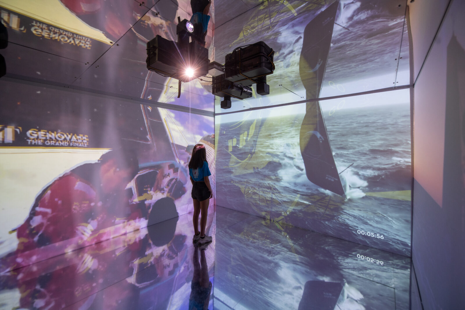 proiezioni all'interno della camera immersiva durante l'ocean race a genova