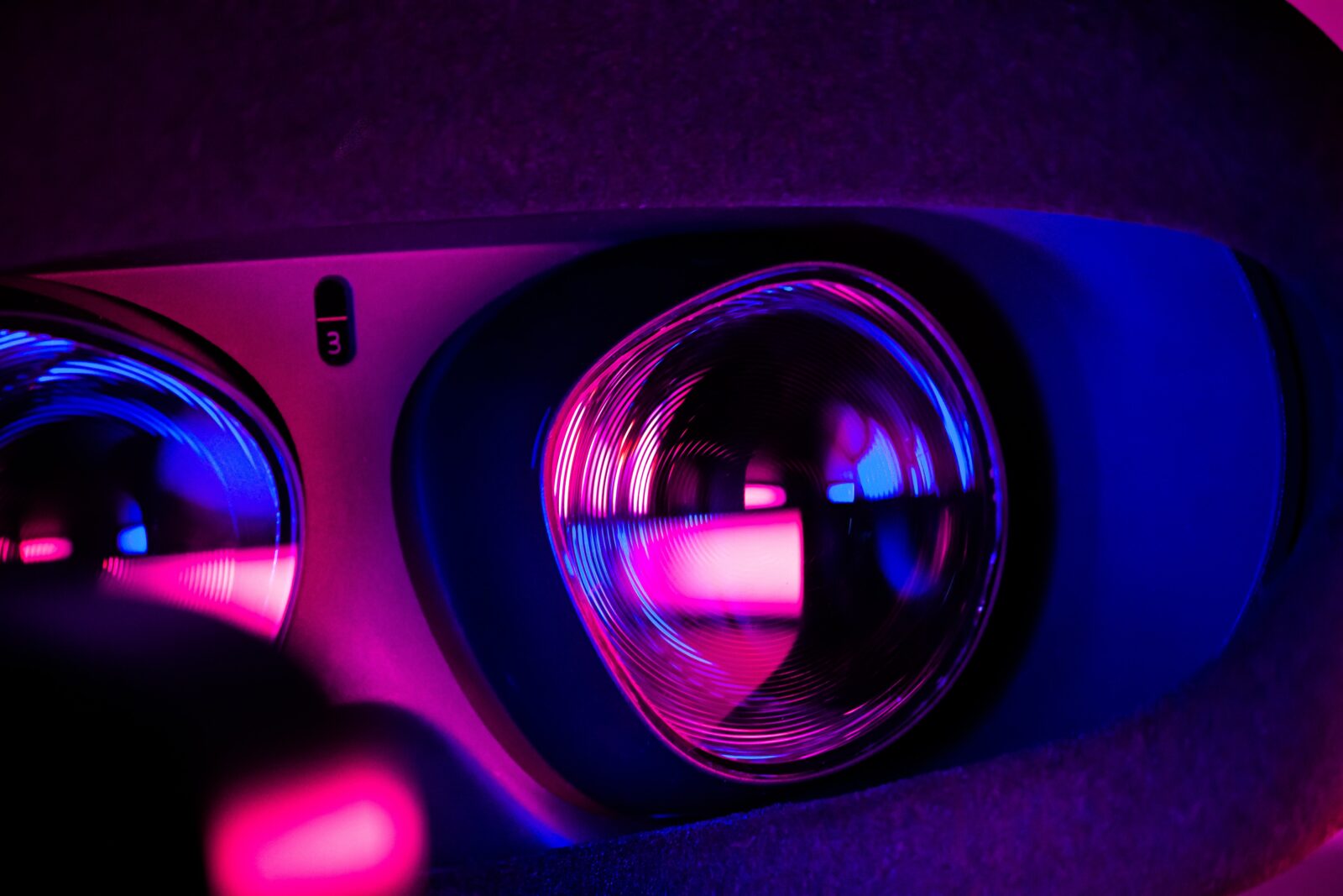 zoom di dettaglio su visore vr con filtro di luce viola