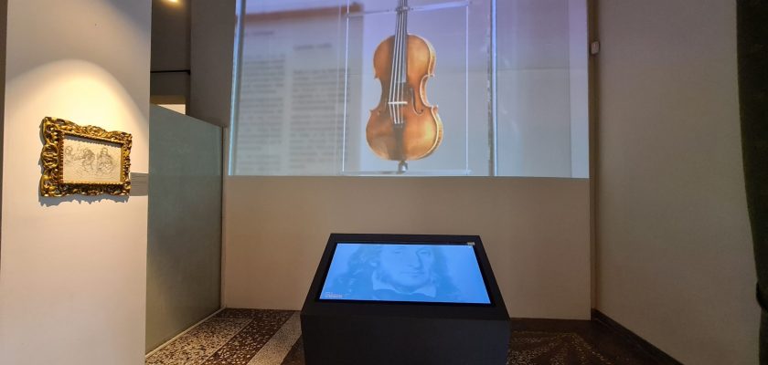 Videoproiezione a parete di un violino di Paganini