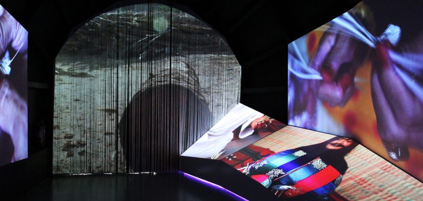 istallazione con proiezioni su schermi e muri realizzata da ett che guida i visitatori attraverso la storia dell’Oasi di al ain