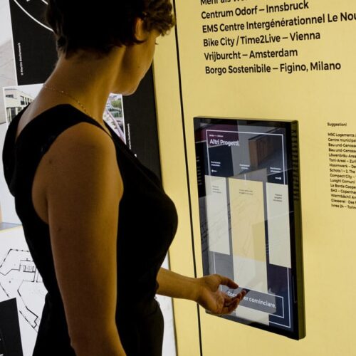 ragazza che interagisce con schermo touch all'installazione nub:New Urban Body, progetto ett