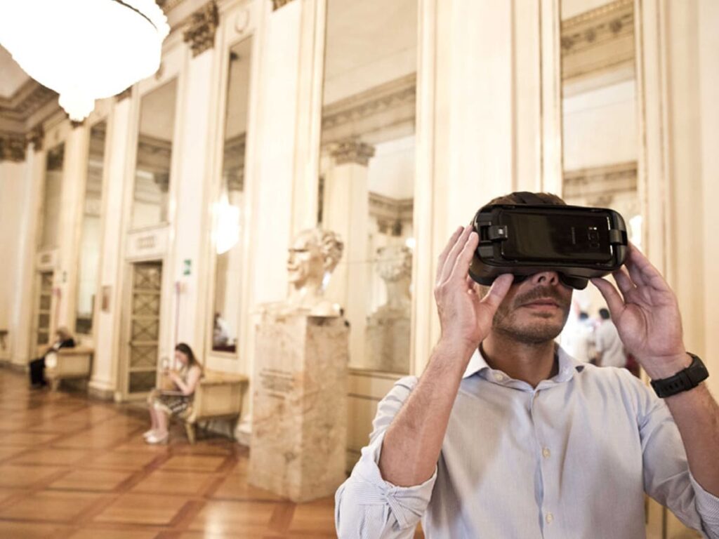 uomo con visore realtà virtuale al Museo Teatro alla scala