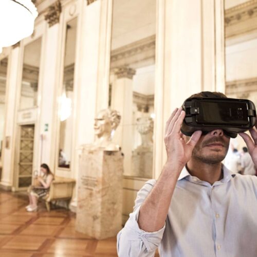 uomo con visore realtà virtuale al Museo Teatro alla scala