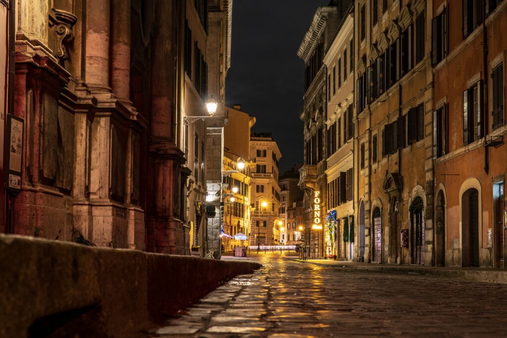 strada nel centro storico di una città, deserta durante gli ultimi dpcm del coronavirus