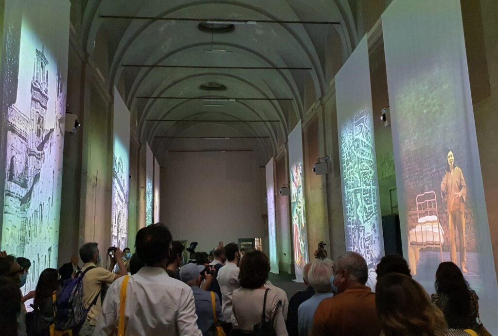 persone alla mostra hospitale - il futuro della memoria a parma nel 2020 capitale italiana della cultura, installazione realizzata con il supporto di ett
