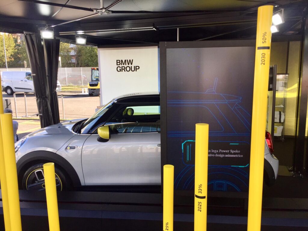 foto dello stand BMW ElectrifYou, l’evento itinerante di Bmw Group Italia, dedicato alla promozione delle nuove BMW e MINI Full Electric e Plug-in hybrid, postazioni interattive dello stand che sono realizzate da ett