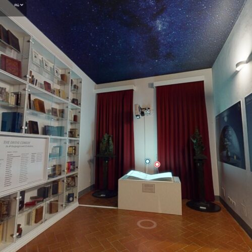 Fotogramma del virtual tour in una stanza del Museo casa di Dante con il leggio interattivo