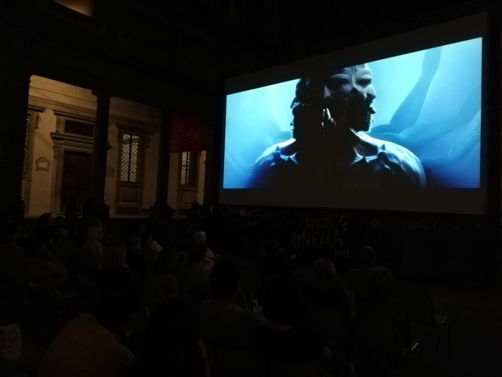Il maxischermo di Apriti Cinema estate 2021 a Firenze, dove ett ha presentato il cortometraggio della divina commedia in realtà virtuale, La Divina Commedia VR: l’Inferno un viaggio immersivo