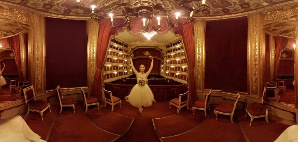 Ballerina al centro con le punte e il tutu all'interno di una delle sale del Museo Teatro alla Scala, per cui ett ha realizzato un'applicazione creando un'esperienza immersiva di visita