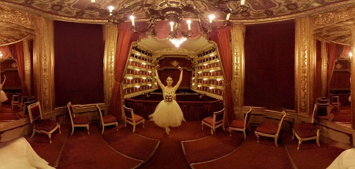 Ballerina al centro con le punte e il tutu all'interno di una delle sale del Museo Teatro alla Scala, per cui ett ha realizzato un'applicazione creando un'esperienza immersiva di visita