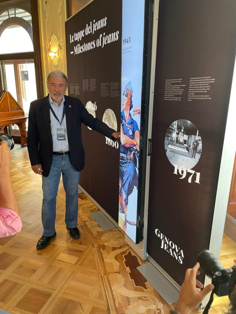 Marco Bucci accanto a pannelli multimediali, realizzati da ett, presso la mostra a Genova "il Jeans: dalle origini al mito"